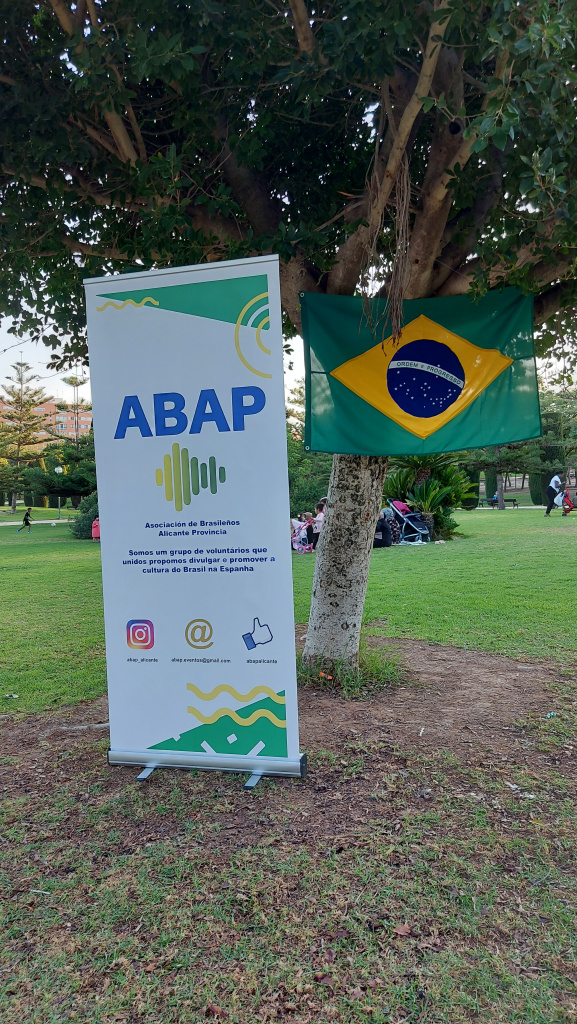 Imagen de la bandera de Brasil junto a un Banner de la ABAP - Imagen vertical